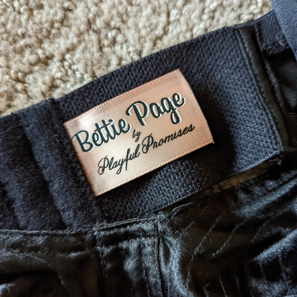 Bettie Page Lingerie Black Spiral Stitch Bullet Bra - Picture 6 of 8